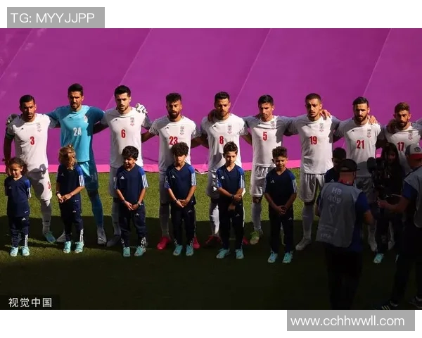 足球明星们齐唱国歌展现爱国情怀与团结精神的动人瞬间